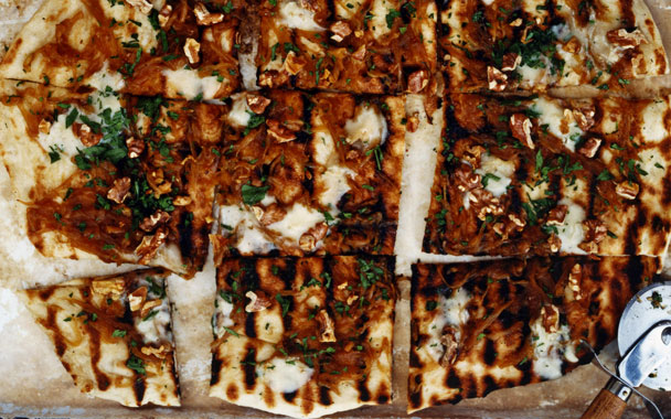 caramelized-onion and gorgonzola grilled pizza