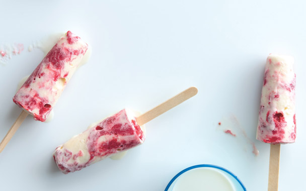 strawberry-vanilla swirled frozen pops