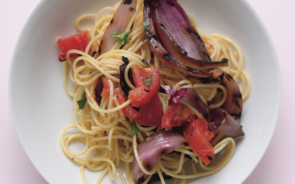 spaghetti with smoky tomatoes and onions